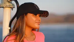 Wanita kelahiran 10 Juli 1998 ini memang memiliki style fashion yang menarik untuk dilihat. Dengan makai topi hitam, Aurel Hermansyah terlihat lebih berkharisma. Aura kecantikannya pun sangat terpancarkan di foto tersebut. (Liputan6.com/IG/@aurelie.hermansyah)