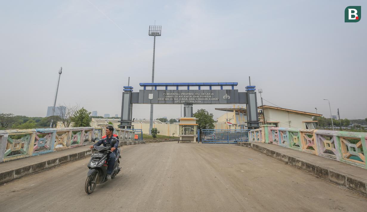 Stadion Kamal Muara tarletak di Jalan Kapuk Kamal Raya, Kecamatan Penjaringan, Kota Jakarta Utara. Di sekeliling stadion terdapat banyak pemancingan bandeng. Sementara di depannya terdapat sungai kamal yang membentang dan bermuara ke laut utara. (Bola.com/Bagaskara Lazuardi)