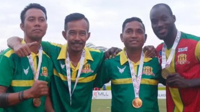 Nanang Hidayat (dua dari kiri)