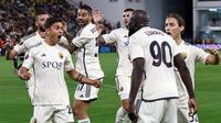 Dua menit kemudian justru AS Roma yang kembali memimpin. Kolaborasi Bryan Cristante dengan Paulo Dybala memudahkan Lukaku untuk menceploskan bola sekaligus membawa Roma memimpin lagi 2-1. (AP Photo/Aurel Obreja)