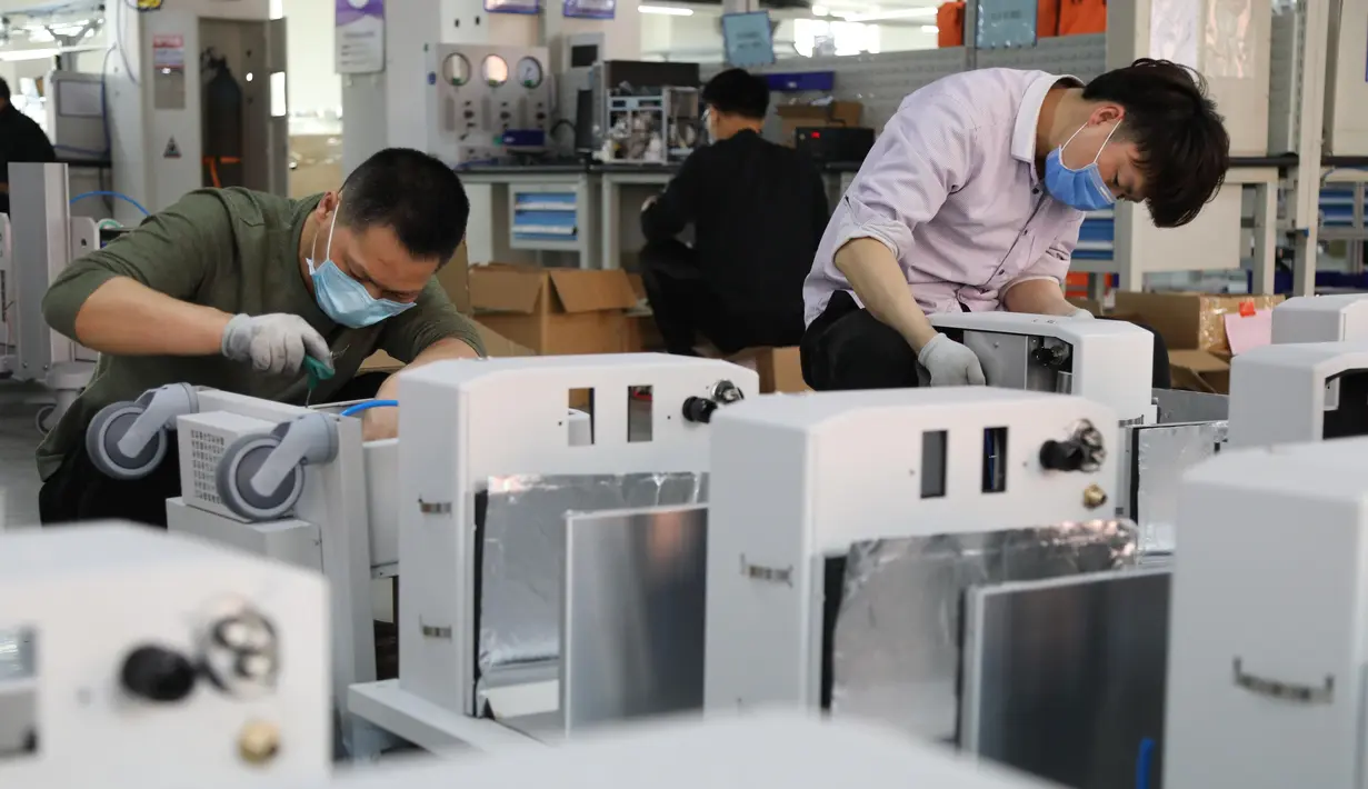 Para karyawan merakit ventilator di pabrik Beijing Aeonmed Co., LTD., sebuah perusahaan perlengkapan medis yang memproduksi peralatan anestesi dan pernapasan, di Kota Yanjiao, Provinsi Hebei, China utara, (25/3/2020). (Xinhua/Xia Zilin)
