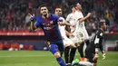 Striker Barcelona, Luis Suarez, melakukan selebrasi usai membobol gawang Sevilla pada laga final Copa del Rey di stadion Wanda Metropolitano, Madrid, Minggu (22/4/2018). Barcelona menang 5-0 atas Sevilla. (AFP/Pierre-Philippe Marcou)