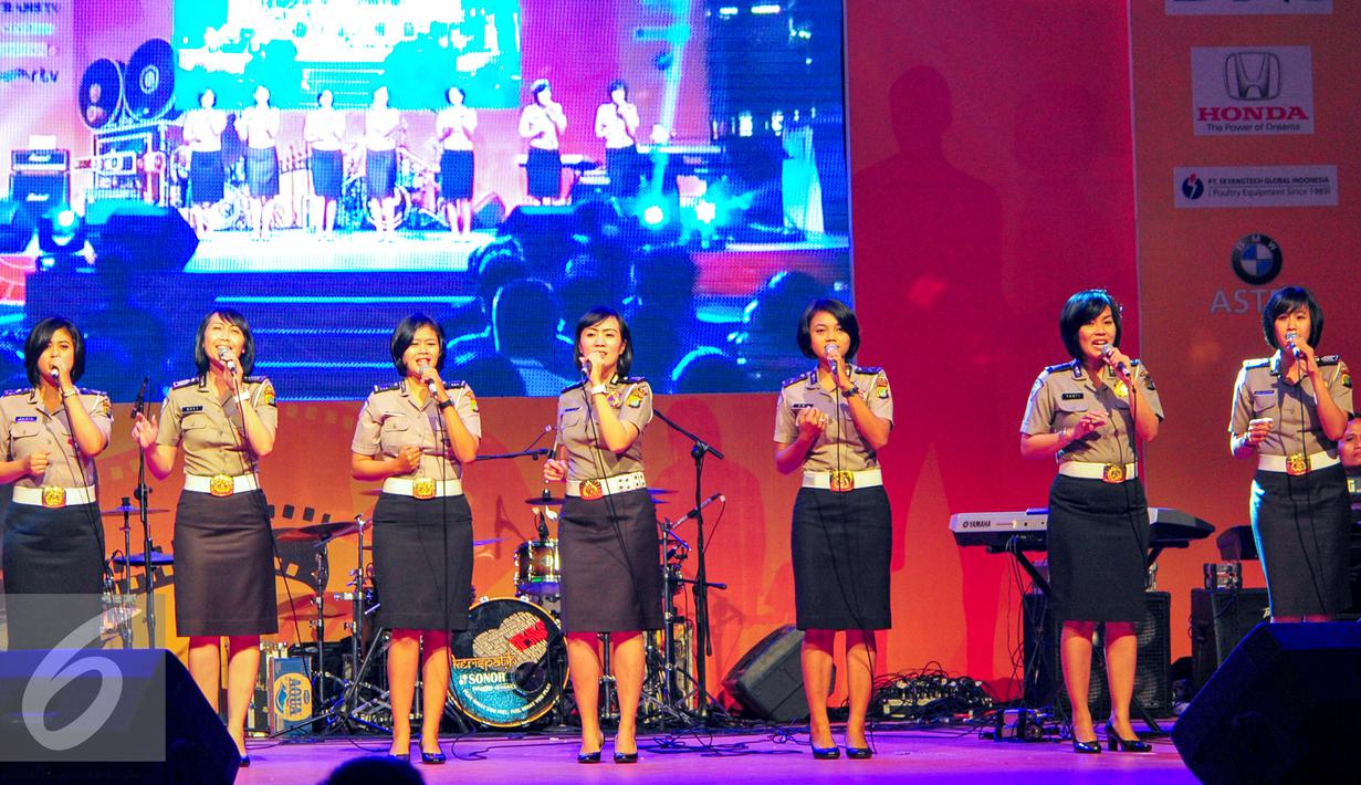 Polwan cantik ikut meramaikan acara malam penganugerahan festival film pendek Polisi 2015 di Central Park, Jakarta, Sabtu (13/6/2015). (Liputan6.com/Yoppy Renato)