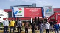 Kepala Kantor Bea Cukai Batam Susila Brata bersama SVP IIO PT Pertamina Arief Sudibyo meresmikan Pusat Logistik Berikat Terminal BBM Pulau Sambu.