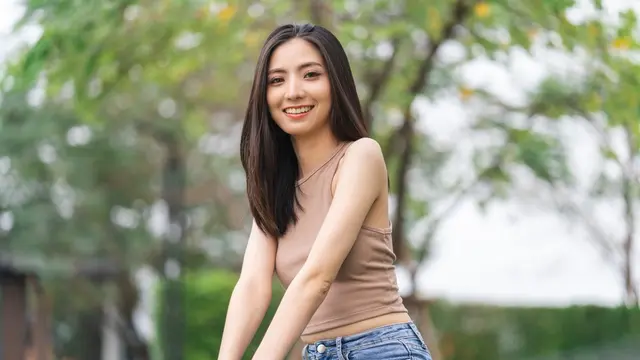 santai tersenyum bahagia