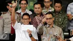 Pasangan Bakal Calon Gubernur dan Wakil Gubernur DKI, Anies Baswedan dan Sandiaga Uno usai mendatangi KPK, Jakarta, Kamis (29/9). Sandiaga menyerahkan dokumen LHKPN terkait pencalonannya di Pikada DKI Jakarta 2017. (Liputan6.com/Helmi Afandi)