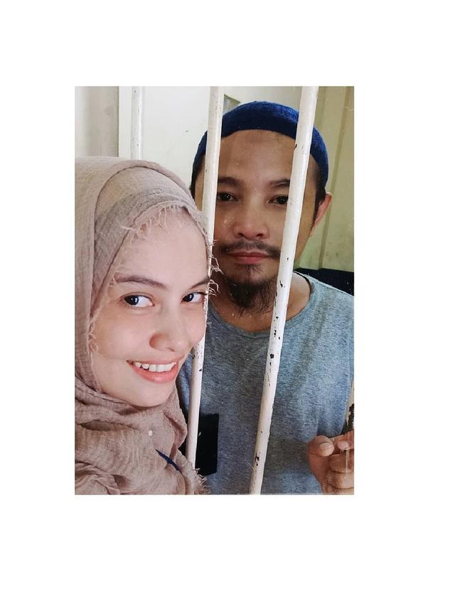 Dituntut Penjara Seumur Hidup, Ini 6 Momen Manis Zul Zivilia dan Istri