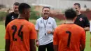 <p>Pelatih Persija Jakarta, Thomas Doll, tersenyum saat berbincang dengan Ryo Matsumura sesi latihan di Nirwana Park, Sawangan, Depok, Rabu (31/5/2023). Pemain asal Jepang itu didatangkan Macan Kemayoran dari Persis Solo dan diikat dengan kontrak berdurasi tiga musim. (Bola.com/M Iqbal Ichsan)</p>