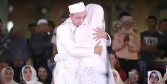 Pasangan Vicky Prasetyo dan Angel Lelga akhirnya sah menjadi suami istri. Keduanya melangsungkan akad nikah di Masjid Istiqlal Jakarta Pusat, Jumat (9/2/2018) pukul 16.30 WIB. (Nurwahyunan/Bintang.com)