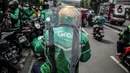 Driver Grab Bike mengenakan Grab Protect pelindung yang membatasi antara pengemudi dan penumpang saat diluncurkan di Jakarta, Selasa (9/6/2020). (Liputan6.com/Faizal Fanani)