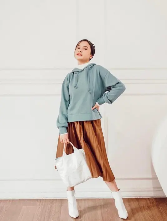 Untuk tampilan kasual tapi tetap stylish, bisa tiru gaya Hanggini dengan memadukan hoodie warna sky blue dan rok plisket warna cokelat caramel, manis banget! (Instagram/hanggini).