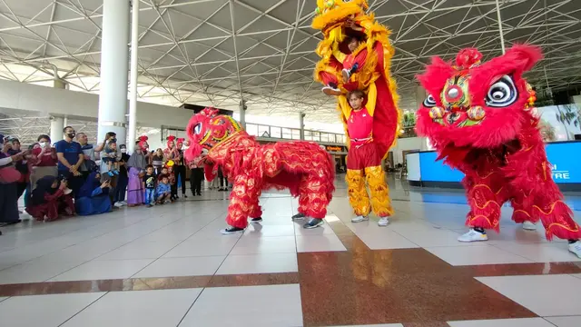 Pertunjukan barongsai di Bandara Juanda rayakan Imlek 2023. (Dian Kurniawan/Liputan6.com)