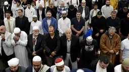 Umat Muslim melaksanakan Sholat Idul Fitri di masjid Lekamba di Sydney barat pada 2 Mei 2022. Muslim Australia merayakan festival Idul Fitri pada 2 Mei, menandai berakhirnya bulan suci Ramadhan. (AFP/Muhammad Farooq)