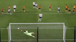 Pemain Manchester City Kevin De Bruyne mencetak gol dari titik penalti ke gawang Wolverhampton Wanderers pada pertandingan Liga Premier Inggris di Stadion Molineux, Wolverhampton, Inggris, Senin (21/9/2020). The Citizens sukses menjinakkan tuan rumah dengan skor 3-1. (Nick Potts/Pool via AP)