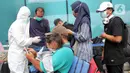 Petugas medis (kiri) melakukan rapid test antigen terhadap calon penumpang di Terminal 2 Bandara Soekarno-Hatta, Tangerang, Banten, Selasa (22/12/2020). Calon penumpang mengaku rata-rata antre hingga tiga jam untuk mendapatkan layanan rapid test antigen. (merdeka.com/Arie Basuki)