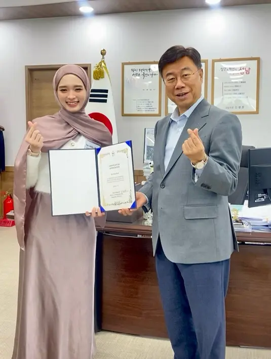Keikutsertaan Inara Rusli dalam kampanye kebaikan pun membuat dirinya mendapatkan sertifikat dari pemerinah Seongnam. Dalam unggahannya, Inara juga menyebutkan kebahagiaannya bisa berpartisipasi dalam kampanye tersebut.(Liputan6.com/IG/@mommy_starla)