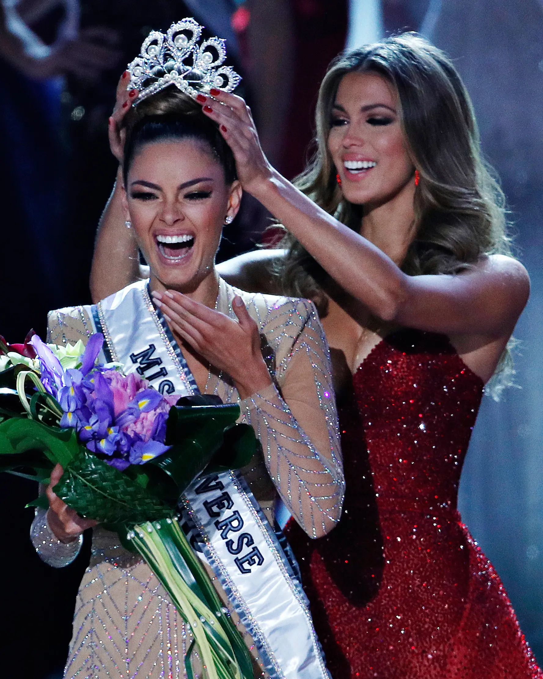 Miss Universe 2016, Iris Mittenaere menyematkan mahkota Miss Universe 2017 kepada Miss Afrika Selatan, Demi-Leigh Nel-Peters pada malam final di Las Vegas, Minggu (26/11). Demi-Leigh berhasil menyisihkan 92 peserta lainnya. (AP/John Locher)