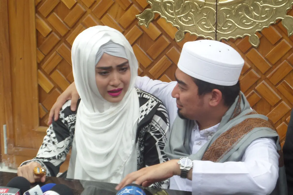 [Bintang] Ustaz Solmed dan April Jasmine