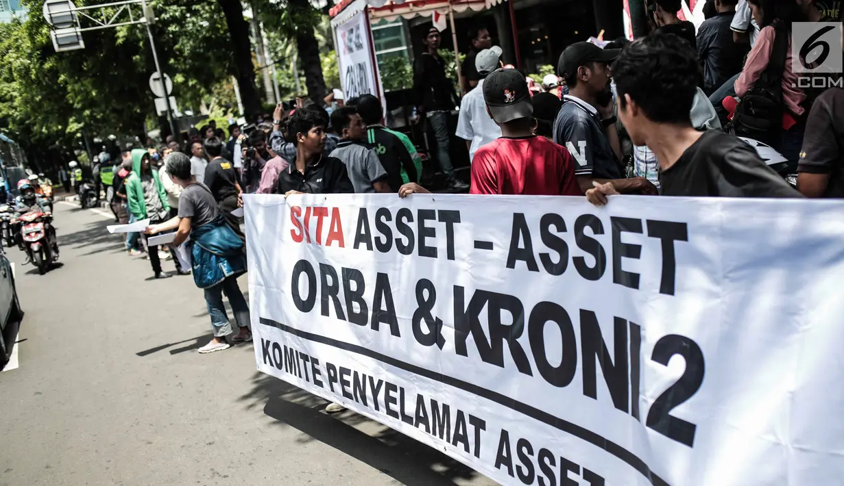 Massa yang tergabung dalam Komite Penyelamat Asset Negara menggelar unjuk rasa di Gedung Granadi, Jakarta, Senin (17/12). Dalam aksinya, mereka Menuntut penyitaan sejumlah aset milik Yayasan Supersemar, termasuk Gedung Granadi (Liputan6.com/Faizal Fanani)