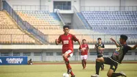 Penyerang sayap Bali United U-18 Rahmat Arjuna Reski saat berduel dengan pemain Barito Putera U-18 di EPA Liga 1 2021 U-18. (Dok Bali United)