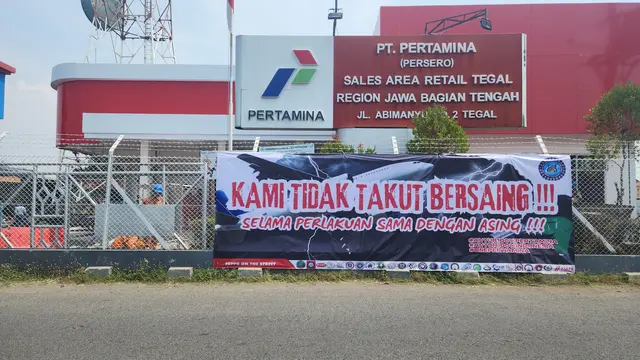 Ramai spanduk berisi tulisan yang meminta sarana dan fasilitas bahan bakar minyak (BBM) PT Pertamina (Persero) tak digunakan pihak swasta atau asing.