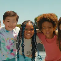 Tak sendirian, BTS juga melibatkan beberapa ekstras untuk mengekspresikan pesan lagu. Talent yang ditunjuk antara lain anak-anak, pasangan kekasih sampai di lingkungan kerja. (YouTube HYBE LABELS)