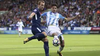 Penyerang Tottenham Hotspur, Harry Kane, melepas tembakan pada pertandingan melawan Huddersfield Town di John Smith's Stadium, Sabtu (30/9/2017). (AP/Nigel French)