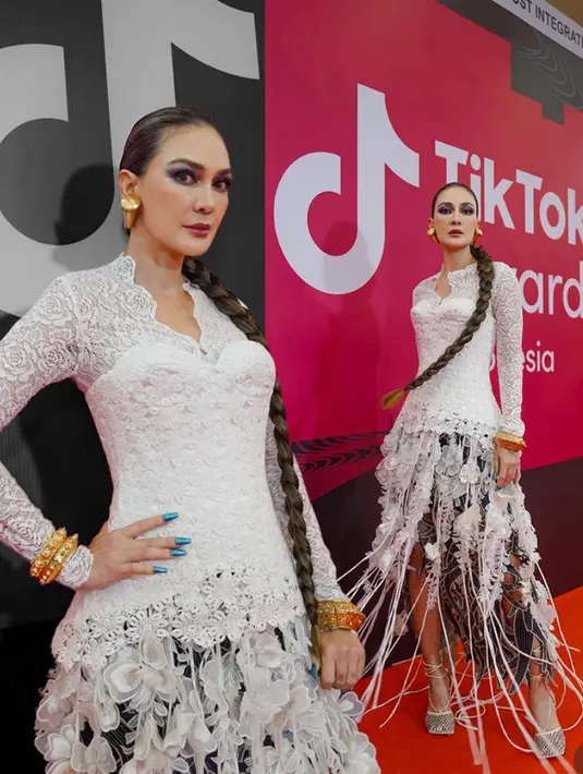 <p>Dipadukan lontorso brokat putih sebagain luaran serta bawahan fringenya. [@lunamaya]</p>