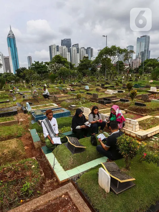 Ziarah kubur adalah mengunjungi makam orang tua, kerabat, saudara, atau keluarga yang sudah meninggal dunia. (Liputan6.com/Angga Yuniar)