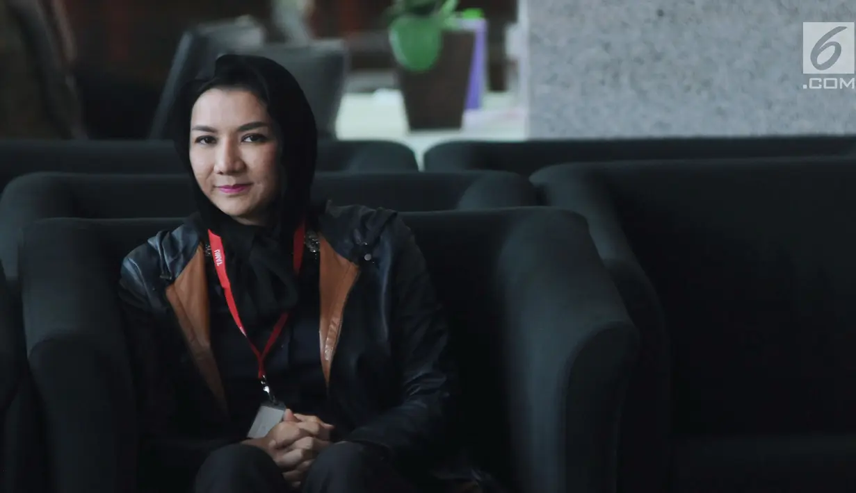 Bupati Kutai Kartanegara, Rita Widyasari saat berada di ruang tunggu Gedung KPK, Jakarta, Jumat (6/10). Sebelumnya, KPK resmi menetapkan Rita Widyasari sebagai tersangka dugaan suap dan penerimaan gratifikasi. (Liputan6.com/Helmi Fithriansyah)