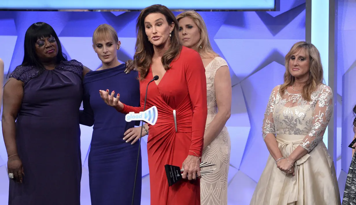 Caitlyn Jenner saat menerima penghargaan untuk serial TV  nya yang berjudul "I Am Cait" saat gelaran GLAAD Media Awards ke-27, Beverly Hills , California, (2/4). Caitlyn Jenner merupakan seorang transgender ternama di Hoolywood. (REUTERS / Phil McCarten)