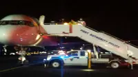 Seluruh penumpang pesawat 'kembar' Delta 468 pun terpaksa turun dan menuju terminal, sementara dilakukan pemeriksaan.