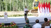 Presiden Joko Widodo (Jokowi) melaksanakan groundbreaking Nusantara International Convention Center and Hotel di Ibu Kota Nusantara (IKN), Senin (12/8/2024). Proyek ini merupakan hasil kerjasama antara Otorita IKN dengan Royal Golden Eagle milik konglomerat besar, Sukanto Tanoto.