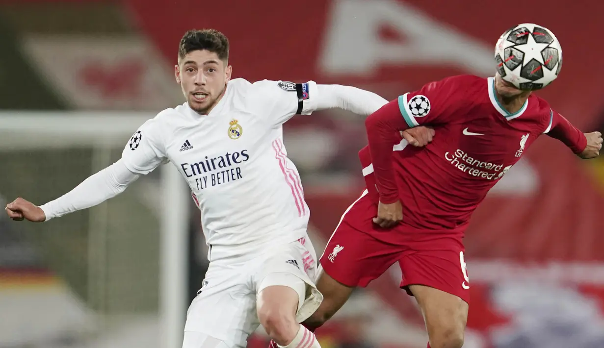 Gelandang Liverpool, Thiago, berebut bola dengan pemain Real Madrid, Federico Valverde, pada laga leg kedua perempat final Liga Champions di Stadion Anfield, Kamis (15/4/2021). Kedua tim bermain imbang tanpa gol. (AP/Jon Super)