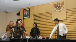 KPK dan Menteri Keuangan bersiap menggelar konferensi pers terkait OTT Ditjen Pajak, Jakarta, Selasa (22/11). KPK mengamankan uang 148,500,000 Dolar Amerika atau senilai 1,9 milyar dalam OTT tersebut. (Liputan6.com/Helmi Afandi)