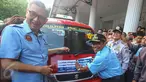 PLT Gubernur DKI Jakarta Soni Sumarsono (kanan) menempelkan stiker integrasi Transjakarta-Koperasi Wahana Kalpika (KWK) saat peresmian di Halaman Balaikota, Jakarta, Senin (3/4). (Liputan6.com/Faizal Fanani)