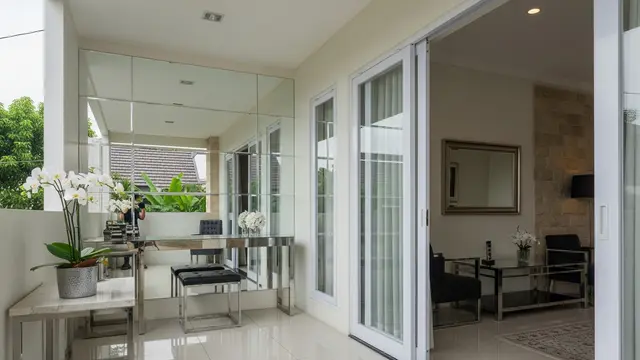 Teras dengan Elemen Cermin atau Material Mengkilap