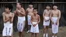Sejumlah anak ikut dalam acara Hadaka Matsuri atau Festival Pria Telanjang, Jepang, Sabtu (18/2). Menurut legenda, siapa mendapatkan tongkat saat Hadaka Matsuri maka keberuntungan akan menyertainya sepanjang tahun. (AFP PHOTO / Behrouz MEHRI)