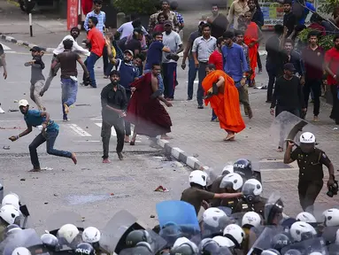 Polisi bentrok dengan demonstran antipemerintah serta mahasiswa saat protes menuntut pembebasan pemimpin mahasiswa dan menentang privatisasi pendidikan serta kesehatan di Kolombo, Sri Lanka, Rabu (7/6/2023). (AFP)