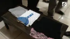 Seorang pria beristri dua tega memperkosa menantunya sendiri di dalam rumah.