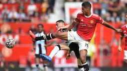 Raphael Varane. Bek tengah Portugal yang baru didatangkan Manchester United dari Real Madrid musim ini baru tampil 13 laga di semua ajang akibat cedera hamstring dan baru mengoleksi 1 gol. Awal tahun 2022 ini ia mendapat gaji sebesar 340 ribu pound per pekan alias Rp6,7 miliar. (AFP/Oli Scarff)