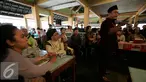 Sejumlah aktor dari Forum Aktor Yogyakarta mementaskan teater dengan judul 'Bank Pasar Rakyat' di Pasar Beringharjo, Yogyakarta, Rabu (21/9). (Liputan6.com/Boy Harjanto)