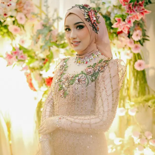 Berprofesi Sebagai Desainer, Ini 6 Potret Amira Karaman Tunangan Reza D’Academy