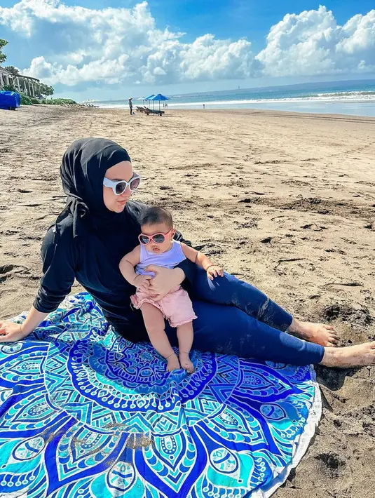 Lewat laman Instagram pribadinya, Irish Bella dan Ammar Zoni kerap membawa anak kedua berlibur. Mulai dari satu resort ke resort lain, hingga liburan alam seperti pantai. (Liputan6.com/IG/@_irishbella_)