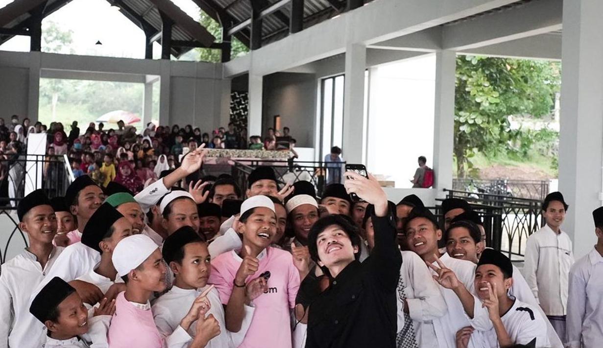 Ia juga tak melewatkan berkumpul dengan para santri yang ada di pesantren tersebut. Bahkan, ayah satu anak ini juga terlihat santai saat berfoto bersama para santri. (Liputan6.com/IG/@attahalilintar)
