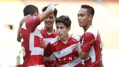 Para pemain Madura United merayakan gol yang dicetak oleh Francisco Rivera saat melawan Persikabo 1973 dalam laga pekan kesembilan BRI Liga 1 2023/2024 di Stadion Wibawa Mukti, Cikarang, Sabtu (19/8/2023). (Bola.com/Abdul Aziz)