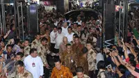 Ratusan warga menyambut kedatangan Presiden RI Joko Widodo dan Presiden Republik Filipina ‎Rodrigo Roa Duterte di Pasar Blok A Tanah Abang Jakarta, Jumat (9/9). Ini kunjungan kenegaraan pertama Duterte. (Liputan6.com/Helmi Fithriansyah)