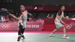 Memasuki gim kedua, laga berjalan ketat, hingga Hendra/Ahsan tertinggal 10-11 di interval gim kedua. Choi Sol Gyu/Seo Seung Jae terus menekan hingga poin-poin akhir dan sukses menutup gim kedua 21-19. (Foto: AP/Markus Schreiber)