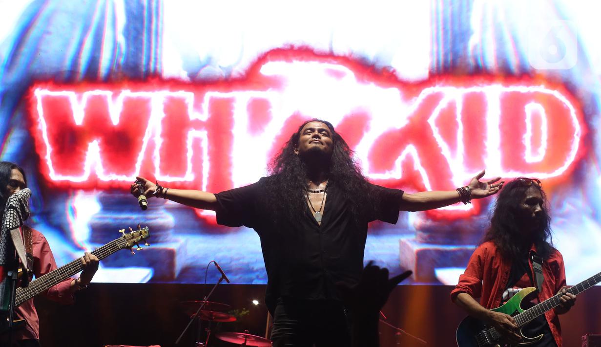 Lagu Percayalah dan Gadis Kecil membawa pengunjung Rock Legends Festival seakan kembali ke era 90 an. (Liputan6.com/Helmi Fithriansyah)