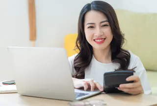 Ilustrasi perempuan mengatur keuangan. (c) havucvp@gmail.com/Depositphotos.com